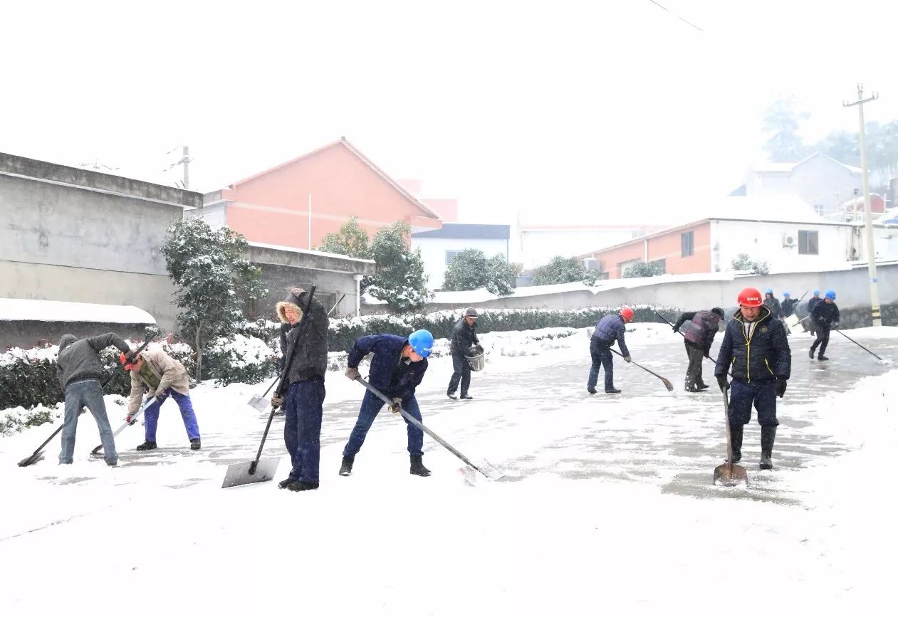 Verenig u om sneeuw te vegen en ijs te verwijderen om de veiligheid te garanderen