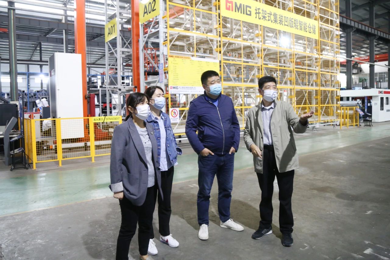 Lv Yunfeng, adjunct-directeur van het Lin'an District Bureau of Economy and Information Technology, en zijn delegatie bezochten ons bedrijf om het industriële project voor de creatie van digitale informatisering via internet te onderzoeken