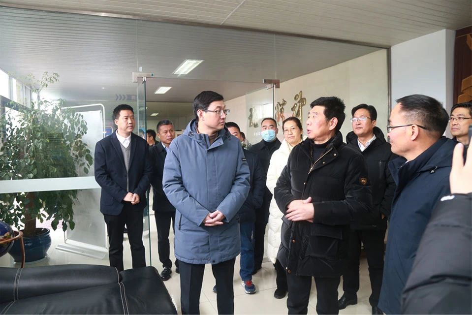 Yang Zewei, adjunct-secretaris van het Lin'an District Committee en districtsburgemeester, bezocht Meige Machinery om het werk en de productie te onderzoeken en te hervatten